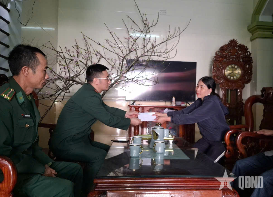 Tàu cá đâm đá ngầm bị chìm, 3 ngư dân may mắn thoát nạn